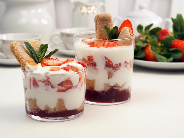 Dessert di tiramisù alla fragola in un bicchiere