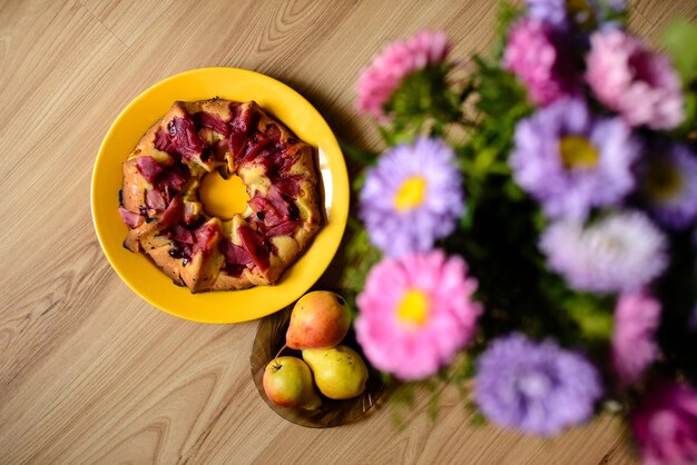 Dessert di torta con vista dall'alto di fiori