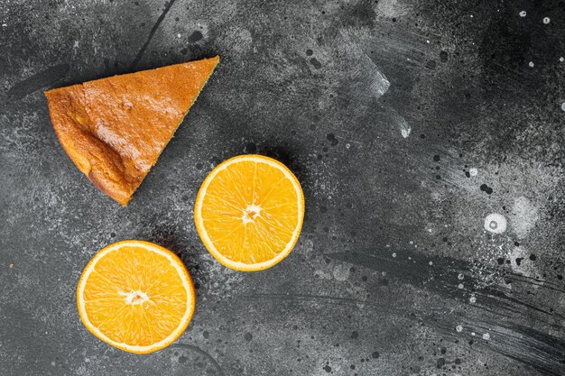 Dessert di torta di farina di mais arancione su sfondo tavolo di pietra scuro nero vista dall'alto piatto con spazio per la copia del testo