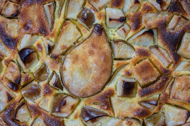 Dessert di torta di pere biologico fatto in casa pronto da mangiare Crostata di pere sul vecchio fondo di legno primo piano