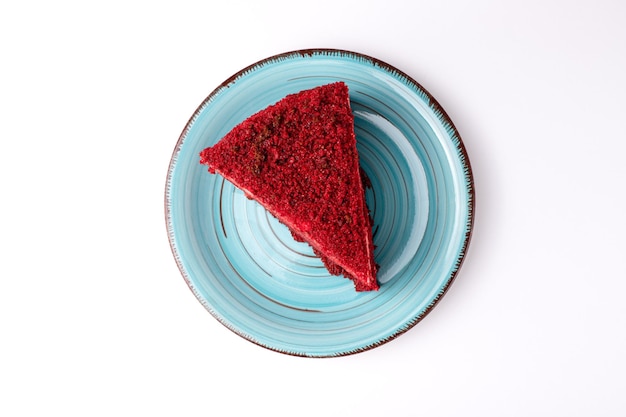 Dessert di velluto rosso torta su sfondo bianco isolato