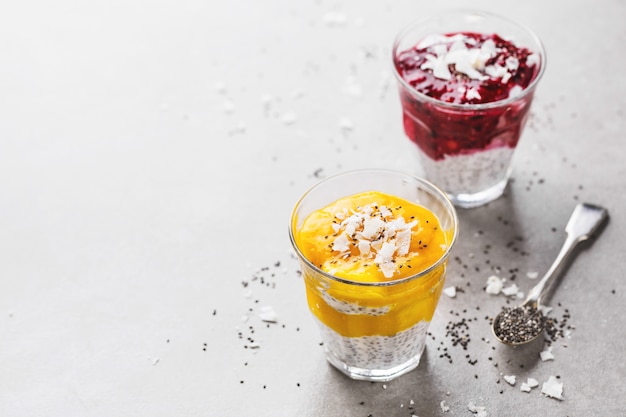 Dessert di yogurt sano con semi di chia