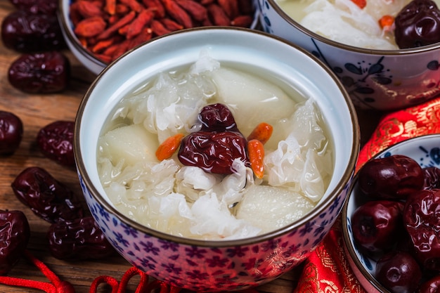 Dessert di zuppa dolce di pere e funghi di neve cinese sano