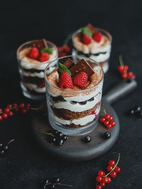 Dessert di zuppa inglese fatto in casa con lamponi, ribes nero e crema di formaggio