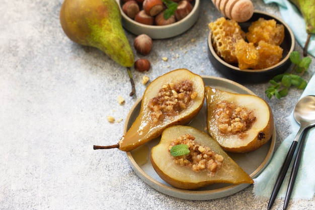 Dessert dietetico sano Pere al forno con miele di nocciole e muesli Copia spazio