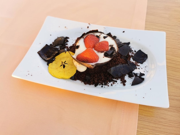 Dessert dolce con fragola, cioccolato, banana e gelato, deliziosi dolci nel ristorante