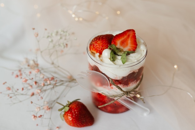 Dessert dolce con fragole in un bicchiere