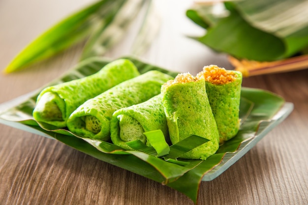 Dessert dolce popolare della Malesia con il cocco conosciuto come kuih ketayap