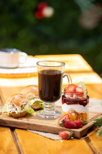 dessert e colazioni brownies biscotti caffè crepe e cioccolato caldo in composizione diversa