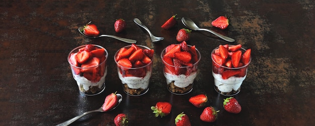 Dessert estivi alla fragola con yogurt greco e chia.