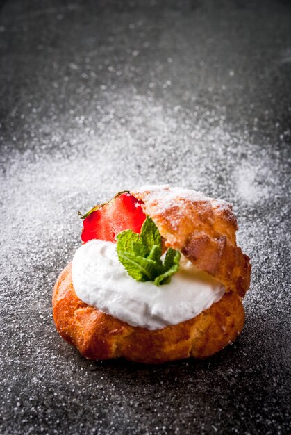 Dessert estivi Cottura fatta in casa. Profiteroles di torta con panna montata