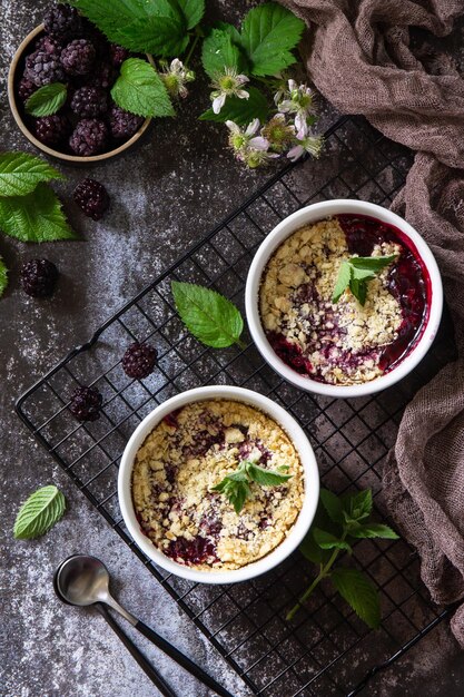 Dessert estivo fatto in casa Blackberry crumble in teglia su un piano di lavoro in pietra Vista dall'alto