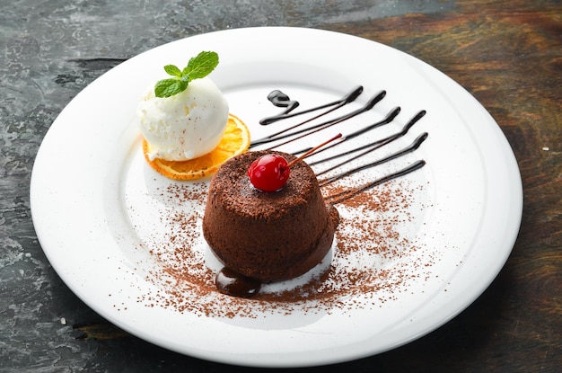 Dessert Fondente al cioccolato tradizionale con gelato e cioccolato su un piatto Vista dall'alto