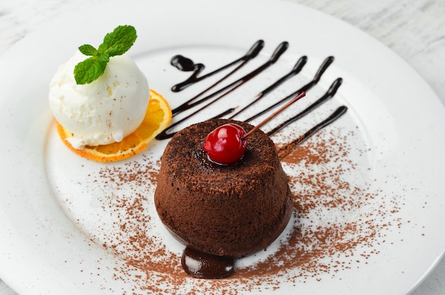 Dessert Fondente al cioccolato tradizionale con gelato e cioccolato su un piatto Vista dall'alto