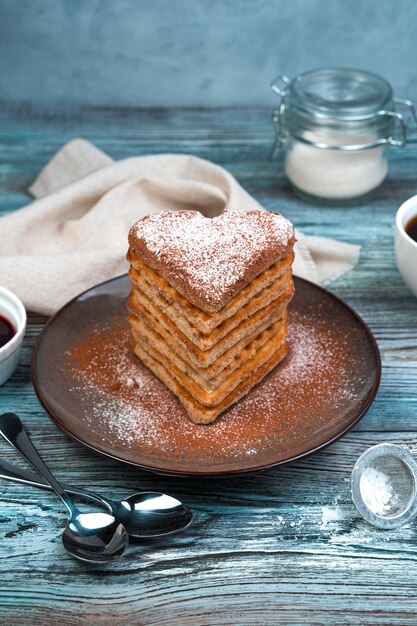 Dessert francese, cialde con vaniglia su uno sfondo grigio di legno.