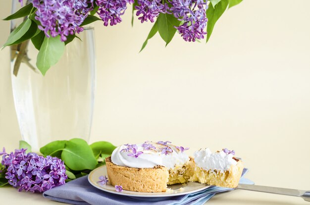 Dessert francese, intero e tranciato, con fiori lilla