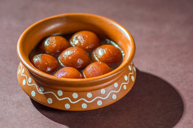 Dessert indiano Gulab Jamun in pentola di creta