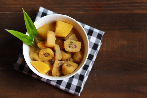 Dessert indonesiano Kolak con banana