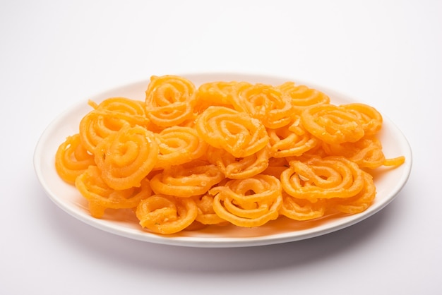 dessert jalebi servito su piatto bianco