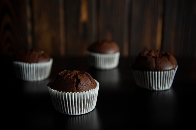 Dessert muffin su una superficie nera su legno