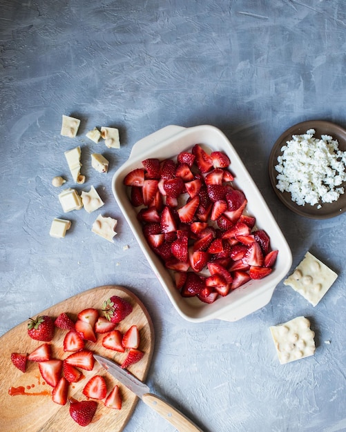 Dessert of England Crumble di fragole con cioccolato bianco La cottura Fragole