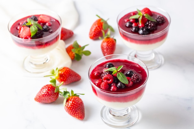 Dessert panna cotta con bacche fresche