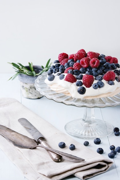 Dessert Pavlova con frutti di bosco freschi