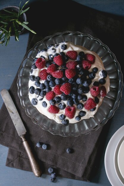 Dessert Pavlova con frutti di bosco freschi