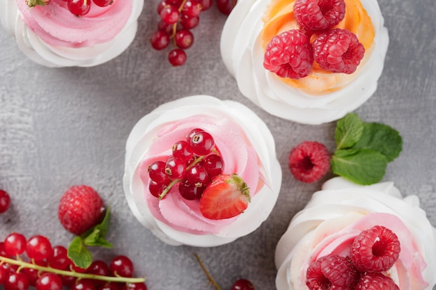 Dessert Pavlova con frutti di bosco