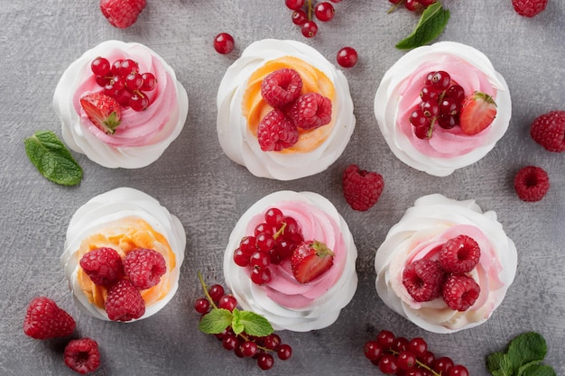 Dessert Pavlova con frutti di bosco