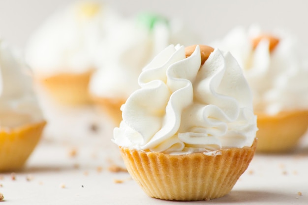 Dessert piccoli deliziosi muffin con crema proteica su sfondo chiaro