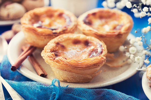 Dessert portoghese tradizionale sul piatto bianco pastello de nata