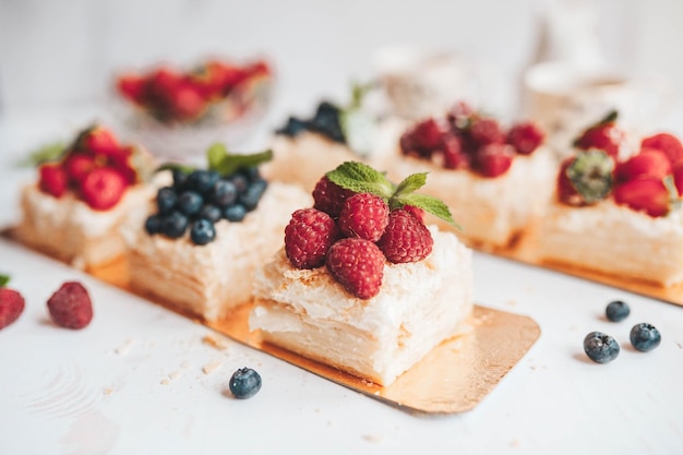 dessert sano con crema di formaggio e fragole