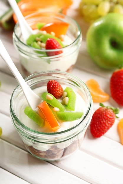 Dessert sano con muesli e frutta sul tavolo