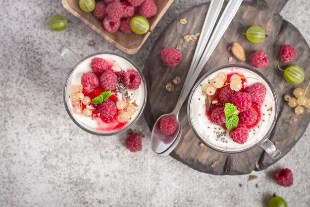 Dessert sano estivo con lamponi e yogurt sul tagliere