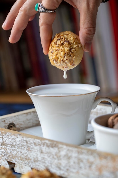 Dessert sano I biscotti di farina d'avena fatti in casa con datteri e noci non contengono zucchero, burro e uova