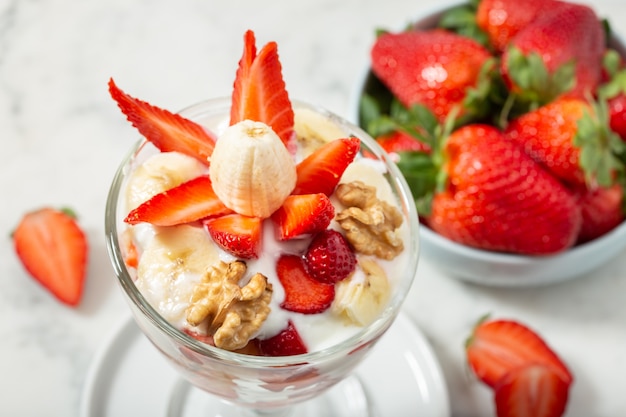 Dessert sano in vetro. Concetto di cibo sano