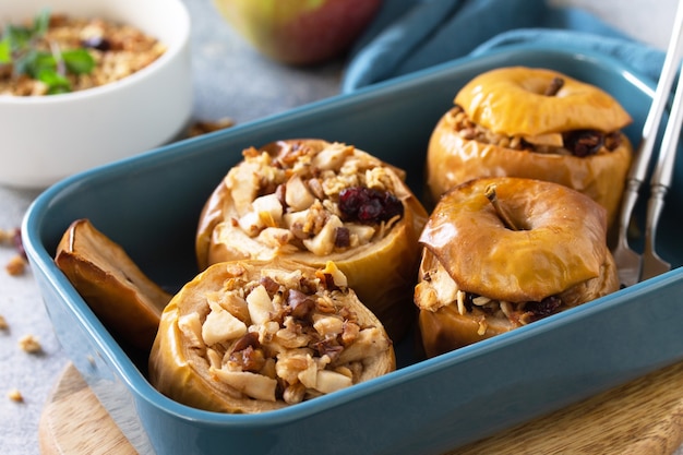 Dessert sano Mele al forno con noci miele e muesli