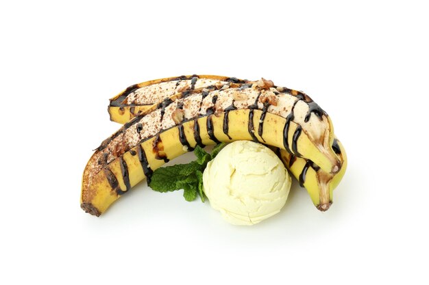 Dessert saporito della banana isolato su priorità bassa bianca