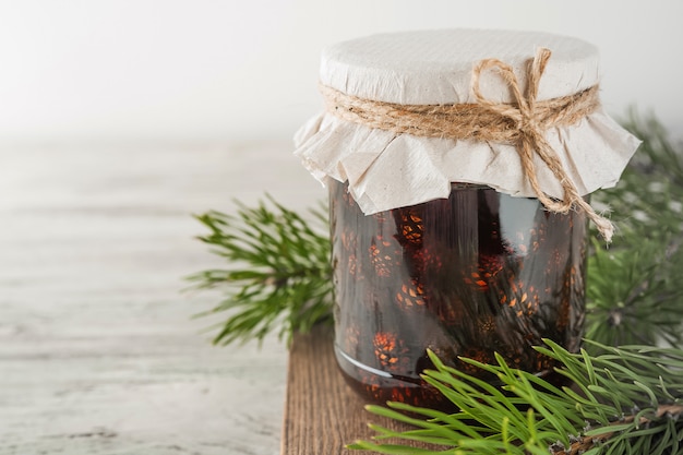 Dessert siberiano di tendenza tradizionale - marmellata di pigne giovani.