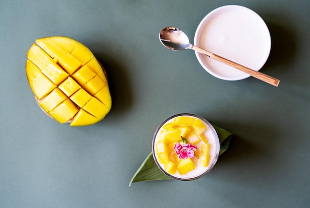 Dessert tailandese con mango e riso appiccicoso e latte di cocco.