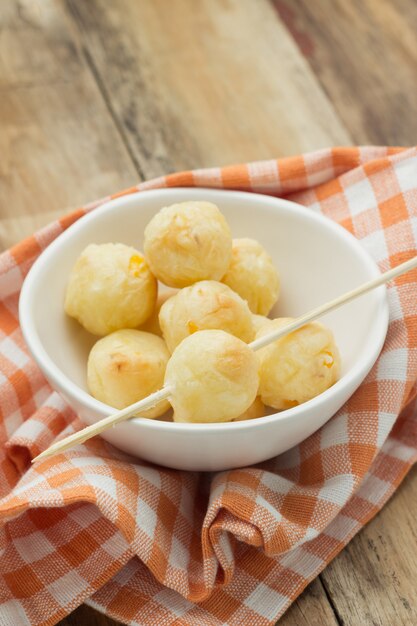 Dessert tailandese dal taro sulla tavola di legno