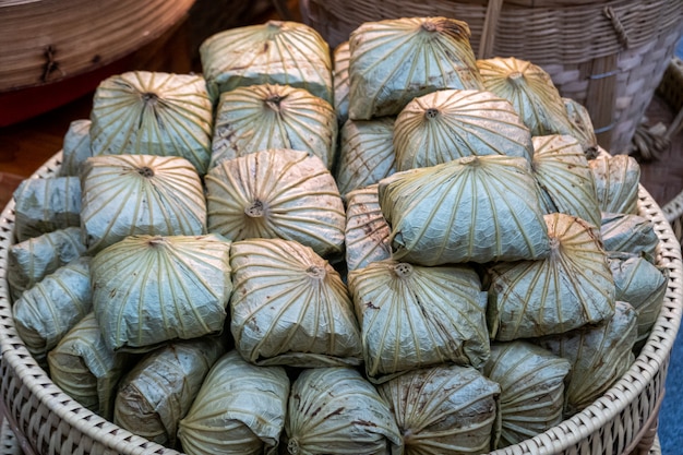 Dessert tailandesi su vassoi preparati in vendita