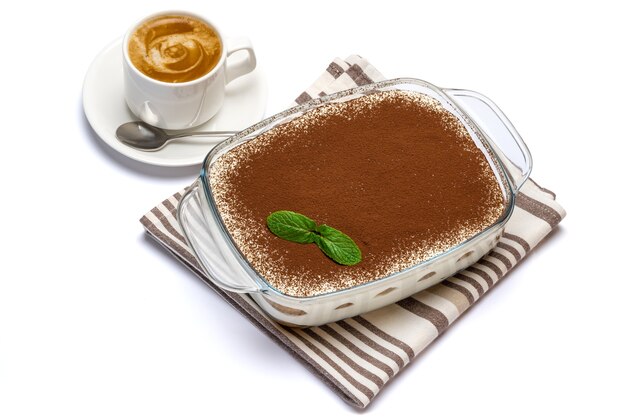 Dessert tiramisù in teglia di vetro