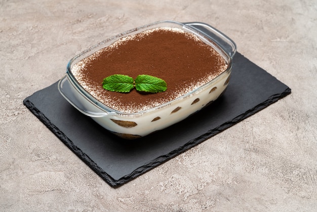 Dessert tiramisù in teglia di vetro