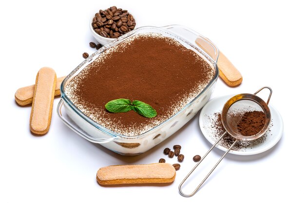 Dessert tiramisù in teglia di vetro