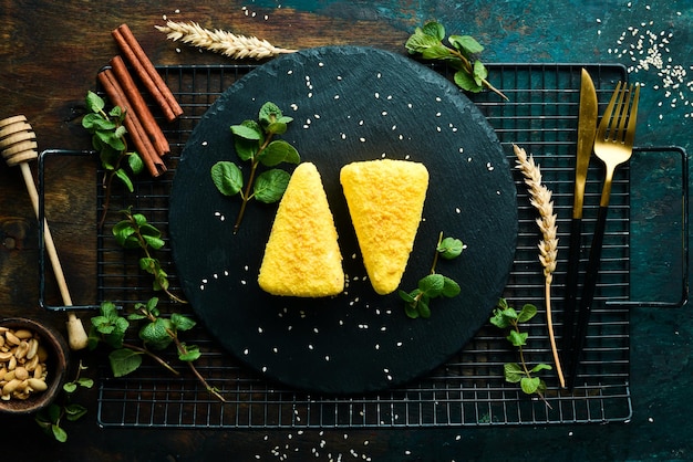 Dessert Torte con mango e cocco con dolci Vista dall'alto Stile rustico