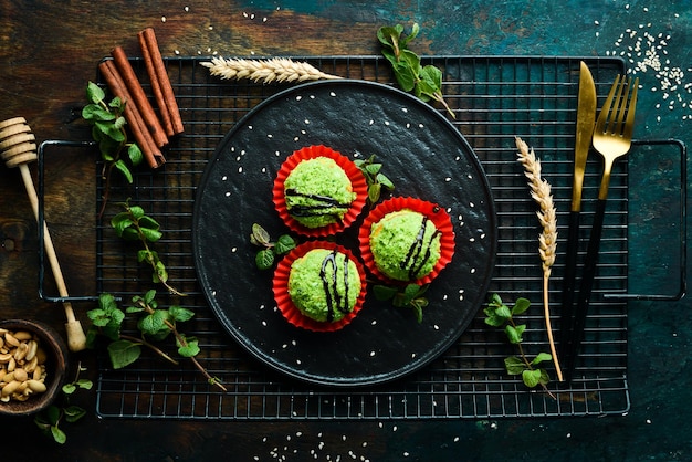 Dessert Torte verdi al cioccolato con cocco Dolci Vista dall'alto Stile rustico