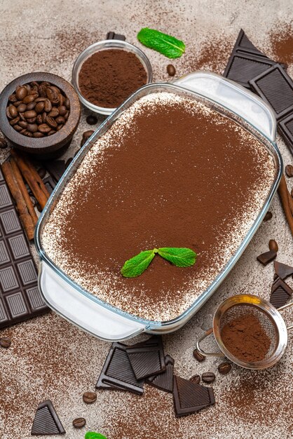 Dessert tradizionale di tiramisù su fondo concreto