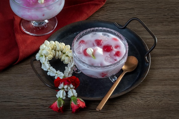 Dessert tradizionale tailandese Crispy Ruby nel latte di cocco